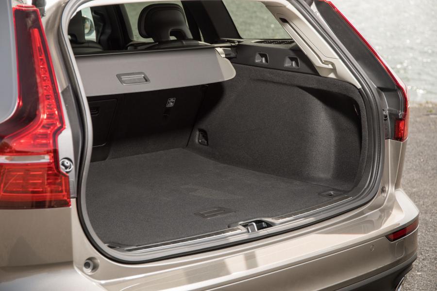 Багажник Volvo V60 D4 Momemtum 2018 года  (UK) (фото 6 из 40)